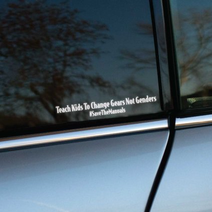 Plotrovaná nálepka dvojriadkového textu "Teach Kids To Change Gears Not Genders #SaveTheManuals", vtipný a provokatívny motív.