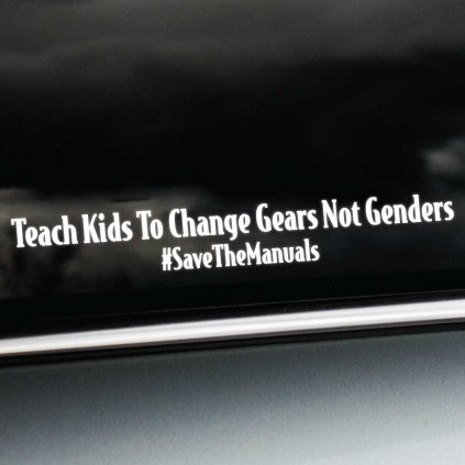 Plotrovaná nálepka Teach Kids To Change Gears s jemným písmom a hashtagom, decentná verzia známeho odkazu.