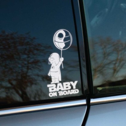 Plotrovaná nálepka dieťaťa v helme, držiaceho balón v tvare Hviezdy smrti, s textom „Baby on board“, vhodná na auto.