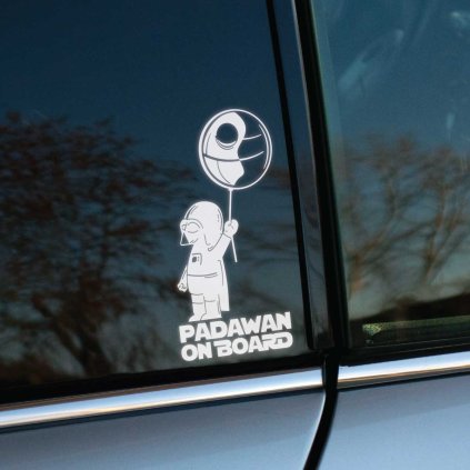 Plotrovaná nálepka s postavičkou padawana držiaceho balón v tvare vesmírnej stanice a textom „Padawan on board“, vhodná na označenie auta.