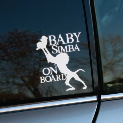 Plotrovaná nálepka so siluetou leva zdvíhajúceho mláďa a textom „Baby Simba on board“, vhodná na označenie auta.
