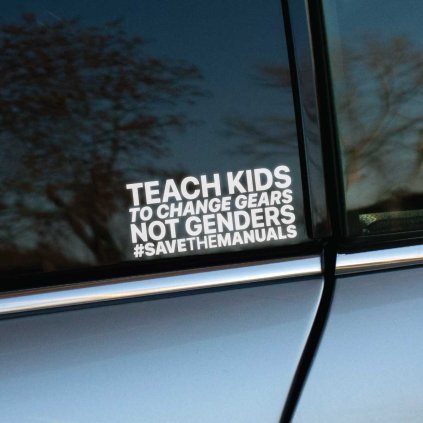 Plotrovaná nálepka viacriadkového textu "TEACH KIDS TO CHANGE GEARS NOT GENDERS #SAVETHEMANUALS", výrazný a provokatívny motív.
