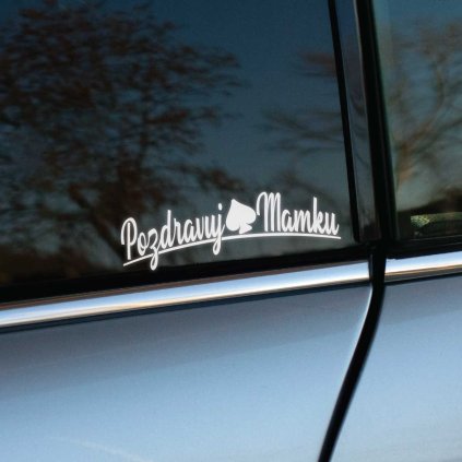 Plotrovaná nálepka Pozdravuj Mamku s pikovým symbolom a rukopisným písmom, ideálna pre humorne ladené vozidlá.