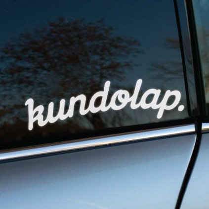 Nálepka s textom „kundolap“ v bielom, hladkom kurzívnom písme, nalepená na zadnom bočnom okne strieborného auta. Tento provokatívny a zábavný dizajn prináša do auta štipku drzého humoru a upúta pozornosť na cestách. Ideálny pre vodičov, ktorí sa radi vyjadrujú originálnymi a odvážnymi detailmi na svojom vozidle.
