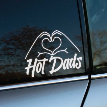 Plotrovaná nálepka na auto s nápisom „Hot Dads“ a grafikou rúk tvoriacich srdce v modernom líniovom dizajne.