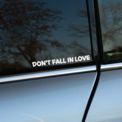 Plotrovaná nálepka Don't Fall In Love s rovnomerne zakriveným textom, vtipný a nenápadný detail pre auto.ka s textom Don't Fall in Love v jednoduchom bielom písme, nalepená na zadnom boènom okne strieborného auta. Tento krátky a provokatívny odkaz pridáva vozidlu tipku tajomnosti a osobitého týlu. Ideálny doplnok pre tých, ktorí chcú svoje auto ozdobi zábavným a originálnym detailom.