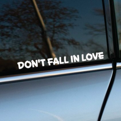 NálepPlotrovaná nálepka Don't Fall In Love s rovnomerne zakriveným textom, vtipný a nenápadný detail pre auto.ka s textom Don't Fall in Love v jednoduchom bielom písme, nalepená na zadnom boènom okne strieborného auta. Tento krátky a provokatívny odkaz pridáva vozidlu tipku tajomnosti a osobitého týlu. Ideálny doplnok pre tých, ktorí chcú svoje auto ozdobi zábavným a originálnym detailom.