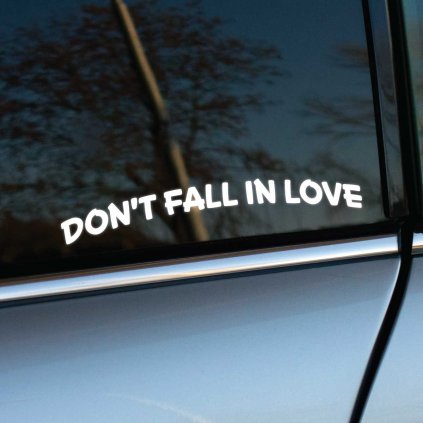 Plotrovaná nálepka Don't Fall In Love v mierne zakrivenom prevedení, ideálna pre minimalistický vzhľad auta.