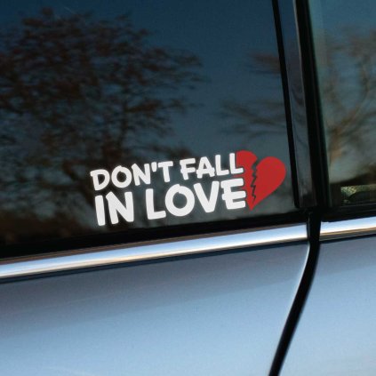 Plotrovaná nálepka textu "Don't Fall In Love" so zlomeným srdcom, vtipný, sarkastický motív pre fanúšikov tuningu.