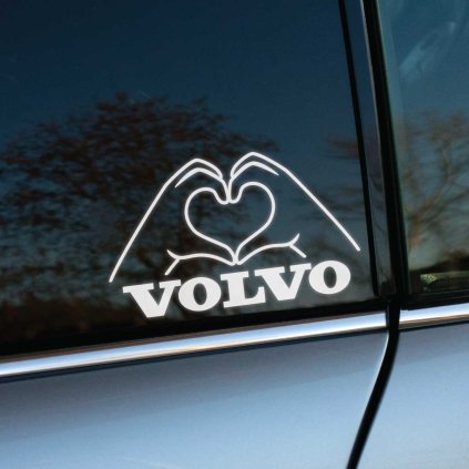Elegantná nálepka na zadnom okne automobilu značky Volvo zobrazuje ruky formujúce tvar srdca. Tento biely, moderný dizajn vyniká na tmavom pozadí skla, čím dodáva vozidlu jedinečný a osobný dotyk. Perfektný doplnok pre majiteľov áut Volvo, ktorí chcú vyjadriť svoju lásku k tejto značke a zároveň hľadajú kreatívne a estetické dekorácie na svoje vozidlo. Ideálna voľba pre milovníkov áut, ktorí túžia ozdobiť svoje auto štýlovým a jedinečným prvkom.