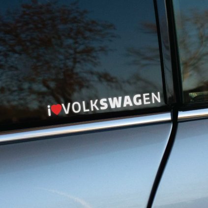 Plotrovaná nálepka s textovým nápisom, ktorý obsahuje malé písmeno i, červené srdce a veľký nápis VOLKSWAGEN.
