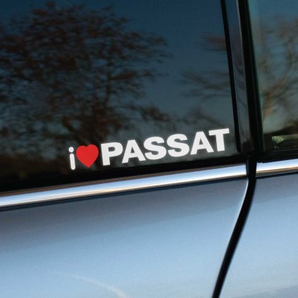 Plotrovaná nálepka s textom „I ❤️ PASSAT“, kde srdce je červené. Skvelý doplnok pre fanúšikov všetkých generácií modelu Passat, vhodný na auto.