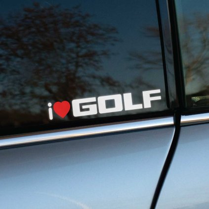 Plotrovaná nálepka s textom „I ❤️ GOLF“, kde srdce je červené. Perfektná voľba pre fanúšikov modelu Volkswagen Golf, vhodná na auto či inú hladkú plochu.