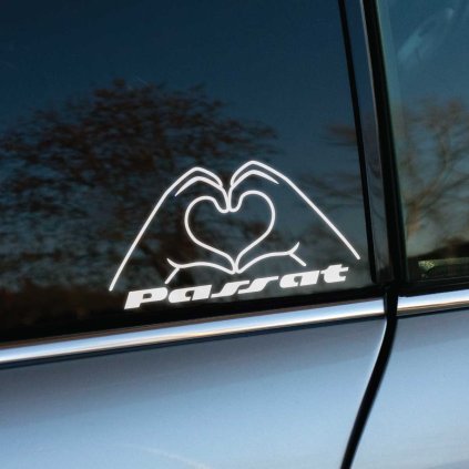Plotrovaná nálepka rúk formujúcich srdce, doplnená o elegantný nápis Passat.