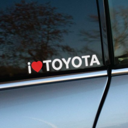 Plotrovaná nálepka s textom „I ❤️ TOYOTA“, kde srdce je červené. Ideálna dekorácia pre fanúšikov značky Toyota, vhodná na auto alebo inú hladkú plochu.