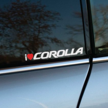 Plotrovaná nálepka s textom „I ❤️ COROLLA“, kde srdce je červené. Skvelá voľba pre fanúšikov modelu Toyota Corolla, vhodná na auto alebo inú hladkú plochu.