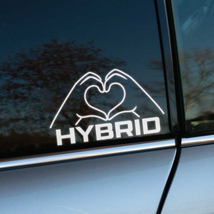 Na obrázku vidíme nálepku na bočnom okne auta s nápisom "HYBRID". Dve ruky formujúce srdce sú umiestnené nad slovom "HYBRID", čo pridáva nálepke jedinečný a moderný vzhľad. Tento dizajn je ideálny pre majiteľov hybridných vozidiel, ktorí chcú svojmu autu dodať osobitý dotyk. Nálepka nielen zlepšuje estetiku vášho auta, ale aj vyjadruje vašu podporu pre ekologické a udržateľné technológie. Je to perfektný doplnok pre každého, kto chce zdôrazniť svoju lásku k hybridným technológiám a spraviť svoje auto ešte výnimočnejším na cestách.