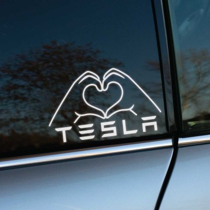 Nálepka na aute Tesla zobrazuje biele kontúry rúk, ktoré tvoria tvar srdca, spolu s nápisom "TESLA" pod nimi. Táto štýlová a moderná nálepka je ideálnym doplnkom pre všetkých majiteľov vozidiel Tesla, ktorí chcú vyjadriť svoju lásku k značke. Perfektná voľba pre personalizáciu vášho elektromobilu a pridanie jedinečného dotyku.