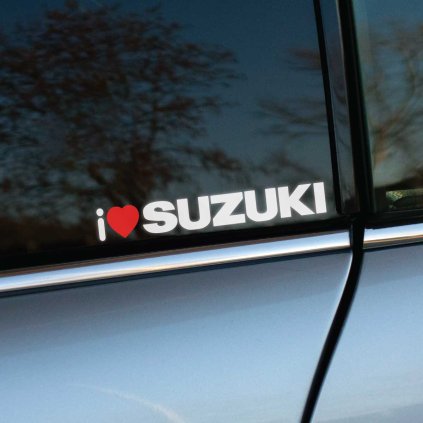 Plotrovaná nálepka s textom „I ❤️ SUZUKI“, kde srdce je červené. Skvelá dekorácia pre fanúšikov vozidiel Suzuki, vhodná na auto alebo inú hladkú plochu.