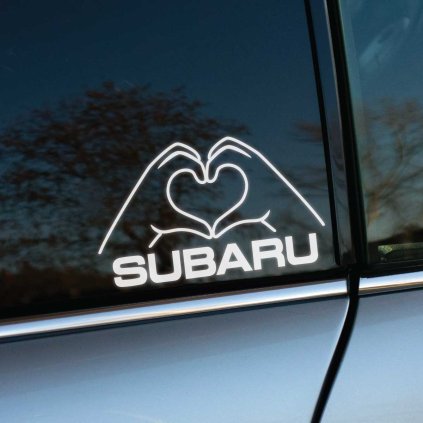 Nálepka na aute Subaru zobrazuje biele kontúry rúk, ktoré tvoria tvar srdca, spolu s nápisom "SUBARU" pod nimi. Táto elegantná a moderná nálepka je ideálnym doplnkom pre všetkých majiteľov vozidiel Subaru, ktorí chcú vyjadriť svoju lásku k tejto automobilovej značke. Skvelá voľba pre personalizáciu vášho Subaru a pridanie jedinečného dotyku, ktorý zvýrazní vašu oddanosť a vášeň pre značku Subaru.