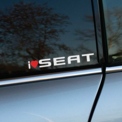 Plotrovaná nálepka s textom „I ❤️ SEAT“, kde srdce je červené. Perfektný doplnok pre fanúšikov vozidiel SEAT, vhodný na auto alebo inú hladkú plochu.