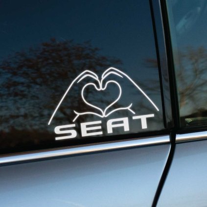 Nálepka na aute Seat zobrazuje biele kontúry rúk, ktoré tvoria tvar srdca, spolu s nápisom "SEAT" pod nimi. Táto štýlová a moderná nálepka je ideálnym doplnkom pre všetkých majiteľov vozidiel Seat, ktorí chcú vyjadriť svoju lásku k tejto automobilovej značke. Skvelý spôsob, ako personalizovať svoje auto a zvýrazniť vašu oddanosť a vášeň pre značku Seat.