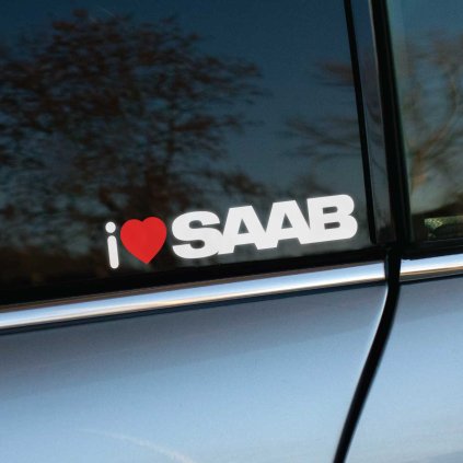 Plotrovaná nálepka s textom „I ❤️ SAAB“, kde srdce je červené. Skvelý doplnok pre fanúšikov švédskej automobilky Saab, vhodný na auto alebo inú hladkú plochu.