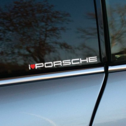 Plotrovaná nálepka s textom „I ❤️ PORSCHE“, kde srdce je červené. Skvelý doplnok pre fanúšikov luxusných športových áut Porsche, vhodný na auto.