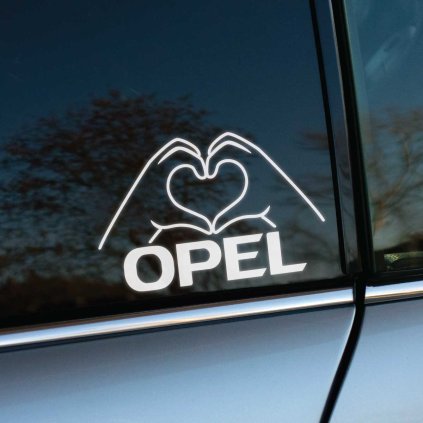 Štýlová nálepka na zadnom okne auta s nápisom „OPEL“ zobrazuje ruky, ktoré vytvárajú srdce. Táto originálna dekorácia je ideálna pre majiteľov áut Opel, ktorí chcú vyjadriť svoju náklonnosť k svojmu vozidlu. Skvelý spôsob, ako pridať osobný dotyk a jedinečný vzhľad vášmu autu pomocou kvalitných auto nálepiek.