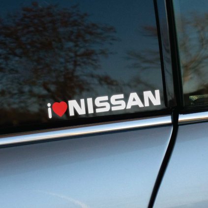 Plotrovaná nálepka s textom „I ❤️ NISSAN“, kde srdce je červené. Ideálna dekorácia pre fanúšikov značky Nissan, vhodná na auto alebo inú hladkú plochu.