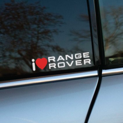 Plotrovaná nálepka pozostávajúca z dvoch riadkov textu v bezpätkovom písme s nápisom RANGE ROVER, pred ktorým sa nachádza grafický symbol i s červeným srdiečkom.