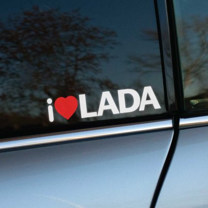 Plotrovaná nálepka s textom „I ❤️ LADA“, kde srdce je červené. Skvelý doplnok pre fanúšikov legendárnych vozidiel Lada, vhodný na auto alebo inú hladkú plochu.