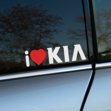 Plotrovaná nálepka s textom „I ❤️ KIA“, kde srdce je červené. Ideálna dekorácia pre fanúšikov vozidiel Kia, vhodná na auto alebo inú hladkú plochu.