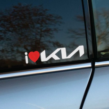 Plotrovaná nálepka s textom „I ❤️ KIA“, kde srdce je červené a použitý je nové logo Kia. Skvelý doplnok pre fanúšikov značky, vhodný na auto.