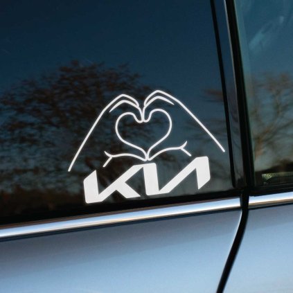 Elegantná nálepka na zadnom okne automobilu značky Kia zachytáva ruky formujúce tvar srdca. Moderný a štýlový dizajn vyniká na tmavom pozadí skla, čím dodáva autu osobitý charakter. Perfektný doplnok pre tých, ktorí chcú vyjadriť svoju lásku k svojej Kia a zároveň pridať osobitý dotyk svojmu vozidlu. Ideálna nálepka pre milovníkov áut, ktorí hľadajú kreatívne a estetické dekorácie na svoje vozidlo.