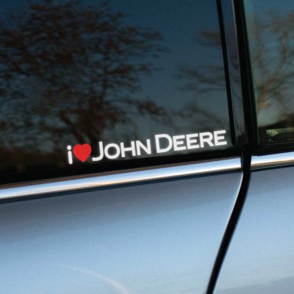 Plotrovaná nálepka s textom „I ❤️ JOHN DEERE“, kde srdce je červené. Ideálna dekorácia pre fanúšikov traktorov a strojov John Deere, vhodná na hladké povrchy.