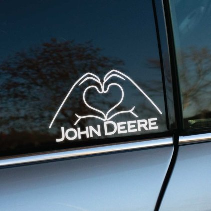 Plotrovaná nálepka znázorňujúca dlane spojené do tvaru srdca, pod ktorými je presný nápis JOHN DEERE.