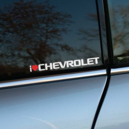 Plotrovaná nálepka s textom „I ❤️ CHEVROLET“, kde srdce je červené. Skvelý doplnok pre fanúšikov legendárnej americkej značky Chevrolet, vhodný na auto.