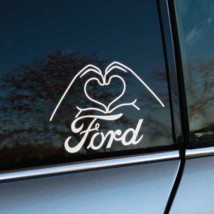 Elegantná biela nálepka na zadnom okne auta Ford zobrazuje ruky tvoriace tvar srdca nad nápisom "Ford". Táto nálepka vyjadruje majiteľovu lásku k svojej značke auta a pridáva vozidlu osobitý a vkusný vzhľad. Ideálny doplnok pre všetkých fanúšikov značky Ford, ktorí chcú svojmu autu dodať trochu sentimentálnej a estetickej hodnoty. Nálepka je jednoduchá, no výrazná, čo z nej robí perfektný spôsob, ako personalizovať svoje auto pomocou nálepiek na auto.