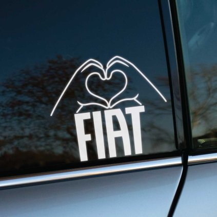 Biela nálepka na bočnom okne auta zobrazuje ruky tvoriace tvar srdca nad nápisom "FIAT". Táto nálepka vyjadruje majiteľovu lásku k svojej značke auta a pridáva vozidlu osobitý a vkusný vzhľad. Ideálny doplnok pre všetkých fanúšikov značky Fiat, ktorí chcú svojmu autu dodať trochu sentimentálnej a estetickej hodnoty. Nálepka je jednoduchá, no výrazná, čo z nej robí perfektný spôsob, ako personalizovať svoje auto pomocou nálepiek na auto.