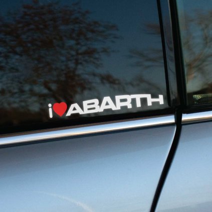Plotrovaná nálepka s textom „I ❤️ ABARTH“, kde srdce je červené. Ideálna dekorácia pre fanúšikov športových vozidiel Abarth, vhodná na auto alebo inú hladkú plochu.