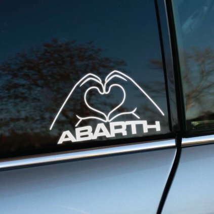 Na obrázku vidíme nálepku na bočnom okne auta Abarth. Dve ruky formujúce srdce sú umiestnené nad nápisom "ABARTH", čo pridáva tejto nálepke osobitý šarm a štýl. Tento kreatívny a jedinečný dizajn je ideálny pre všetkých nadšencov značky Abarth, ktorí chcú svoje auto odlíšiť a zvýrazniť jeho charakter. Nálepka nielenže zlepšuje estetiku vášho vozidla, ale tiež vyjadruje vašu vášeň pre túto dynamickú automobilovú značku. Perfektný doplnok pre každého fanúšika, ktorý chce svojmu Abarthu pridať osobitý a jedinečný vzhľad.