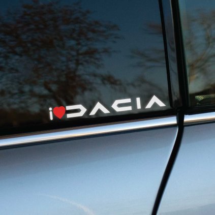 Plotrovaná nálepka s textom „I ❤️ DACIA“, kde srdce je červené a použitý je nové logo Dacia. Skvelý doplnok pre fanúšikov značky, vhodný na auto alebo inú hladkú plochu.