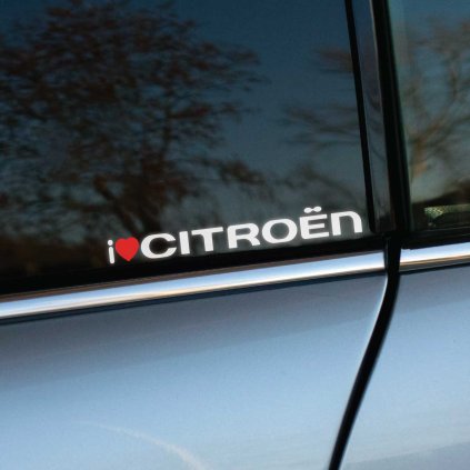 Plotrovaná nálepka s textom „I ❤️ CITROËN“, kde srdce je červené. Skvelý doplnok pre fanúšikov francúzskej automobilky Citroën, vhodný na auto alebo inú hladkú plochu.