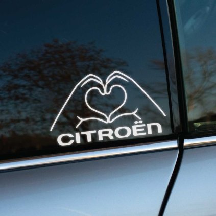 Nálepka na auto Citroën, ktorá zdobí zadné okno vozidla, zobrazuje dve ruky formujúce srdce nad nápisom "CITROËN". Táto štýlová a elegantná nálepka je ideálna pre všetkých milovníkov áut tejto značky. Je to perfektný doplnok pre zvýraznenie vášho Citroënu a prinesie mu osobitý vzhľad. Nálepka je vhodná pre tých, ktorí chcú prejaviť svoju lásku k značke a zároveň pridať autu estetický detail.