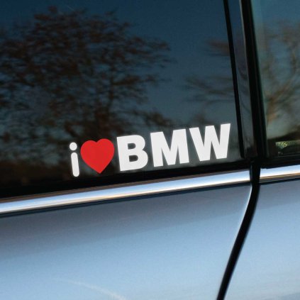 Plotrovaná nálepka s textom „I ❤️ BMW“, kde srdce je červené. Ideálna dekorácia pre fanúšikov vozidiel BMW, vhodná na auto alebo inú hladkú plochu.