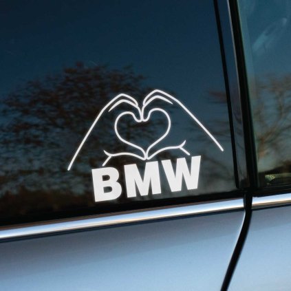 Nálepka na auto BMW, elegantne umiestnená na zadnom okne vozidla, zachytáva dve ruky formujúce srdce nad výrazným nápisom "BMW". Tento originálny dizajn je ideálny pre všetkých nadšencov značky BMW, ktorí chcú svojmu autu pridať osobitý a štýlový vzhľad. Nálepka nielenže vylepší estetiku vášho vozidla, ale tiež ukáže vašu vášeň pre túto prestížnu automobilovú značku. Perfektný doplnok, ktorý kombinuje eleganciu a osobný dotyk.