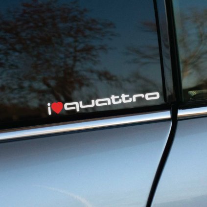 Plotrovaná nálepka s textom „I ❤️ QUATTRO“, kde srdce je červené. Ideálna dekorácia pre fanúšikov pohonu Audi Quattro, vhodná na auto alebo inú hladkú plochu.