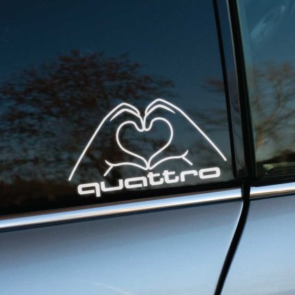 Moderná nálepka na zadnom okne auta s nápisom „quattro“ zobrazuje siluetu rúk, ktoré tvoria srdce. Táto štýlová dekorácia je perfektným doplnkom pre majiteľov Audi, ktorí chcú vyjadriť svoju lásku k vozidlu a značke. Ideálna pre zvýraznenie osobného štýlu a pridanie unikátneho vzhľadu vášmu autu pomocou kvalitných auto nálepiek.