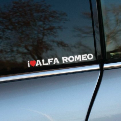 Plotrovaná nálepka s textom „I ❤️ ALFA ROMEO“, kde srdce je červené. Skvelý doplnok pre fanúšikov talianskych športových áut Alfa Romeo, vhodný na auto.